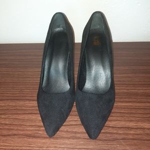 Minimalist Point Toe Heeled Pumps